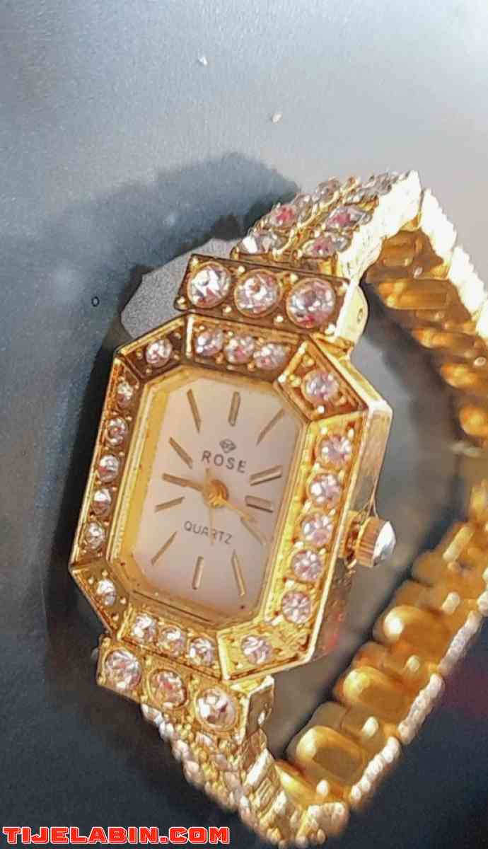 une nouvelle montre en acier inoxydable doré