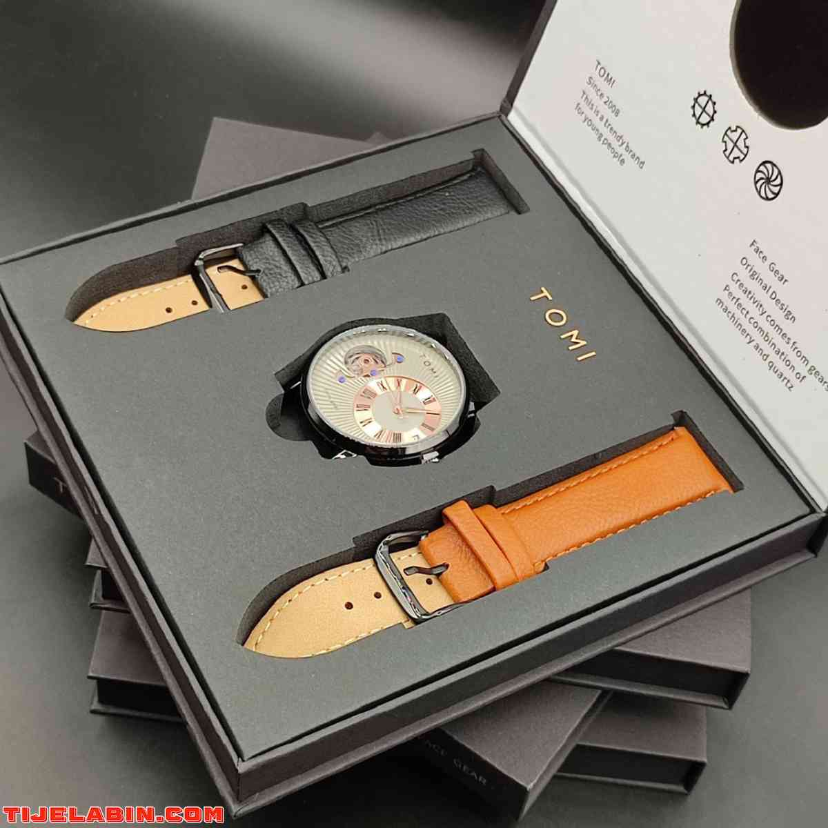 ساعة رجالية بتصميم كلاسيكي و حزامين قوية لمظهر أنيق