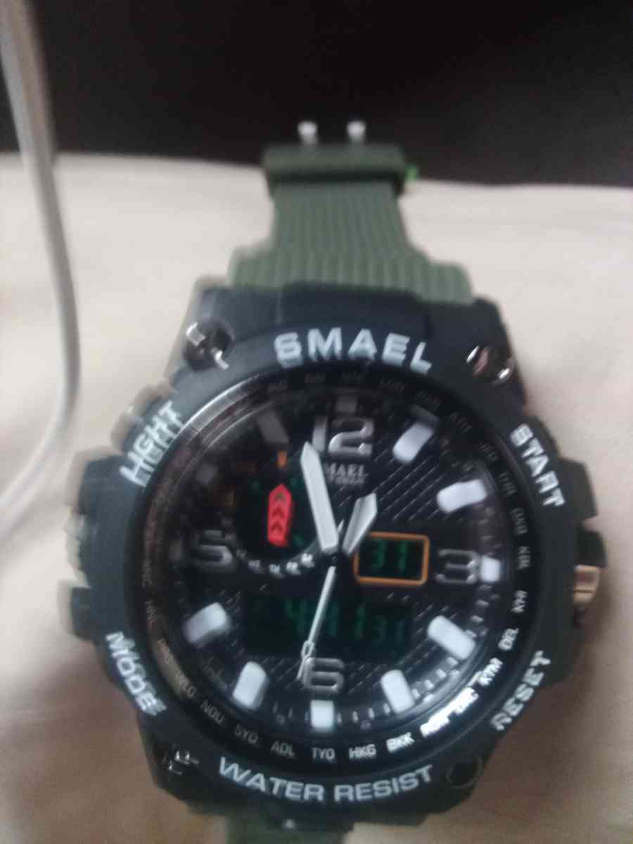 ساعة من نوع SMAEL