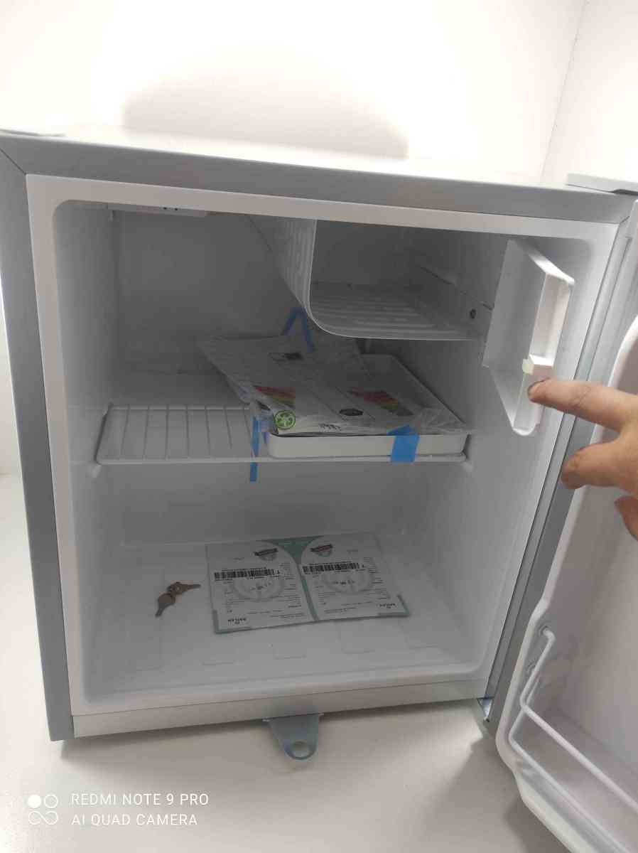 ثلاجة صغيرة للمكتب او للغرفةRAYLEN