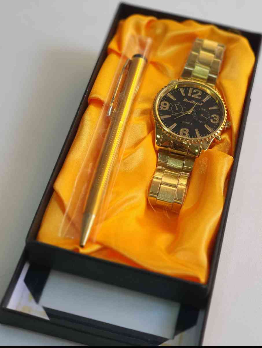 ساعة يد انيقة مع سيالة ذهبية