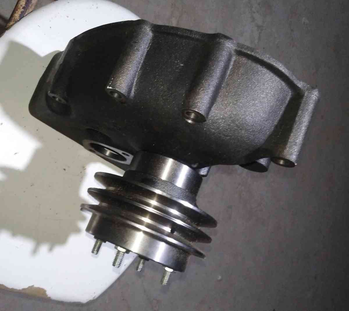 POMPE A  EAU POUR VOLVO F10