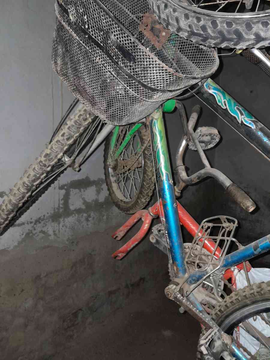 عندي  2 بيسيكلات  للبيع شويا خسهم خدمة خفيفة