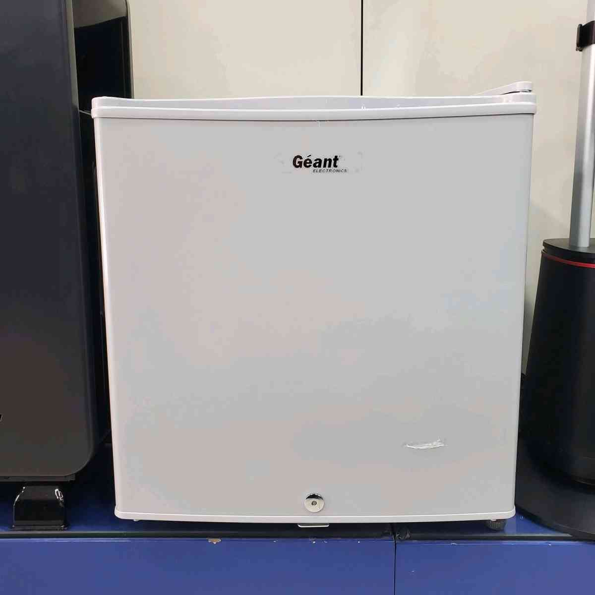 ثلاجة صغيرة