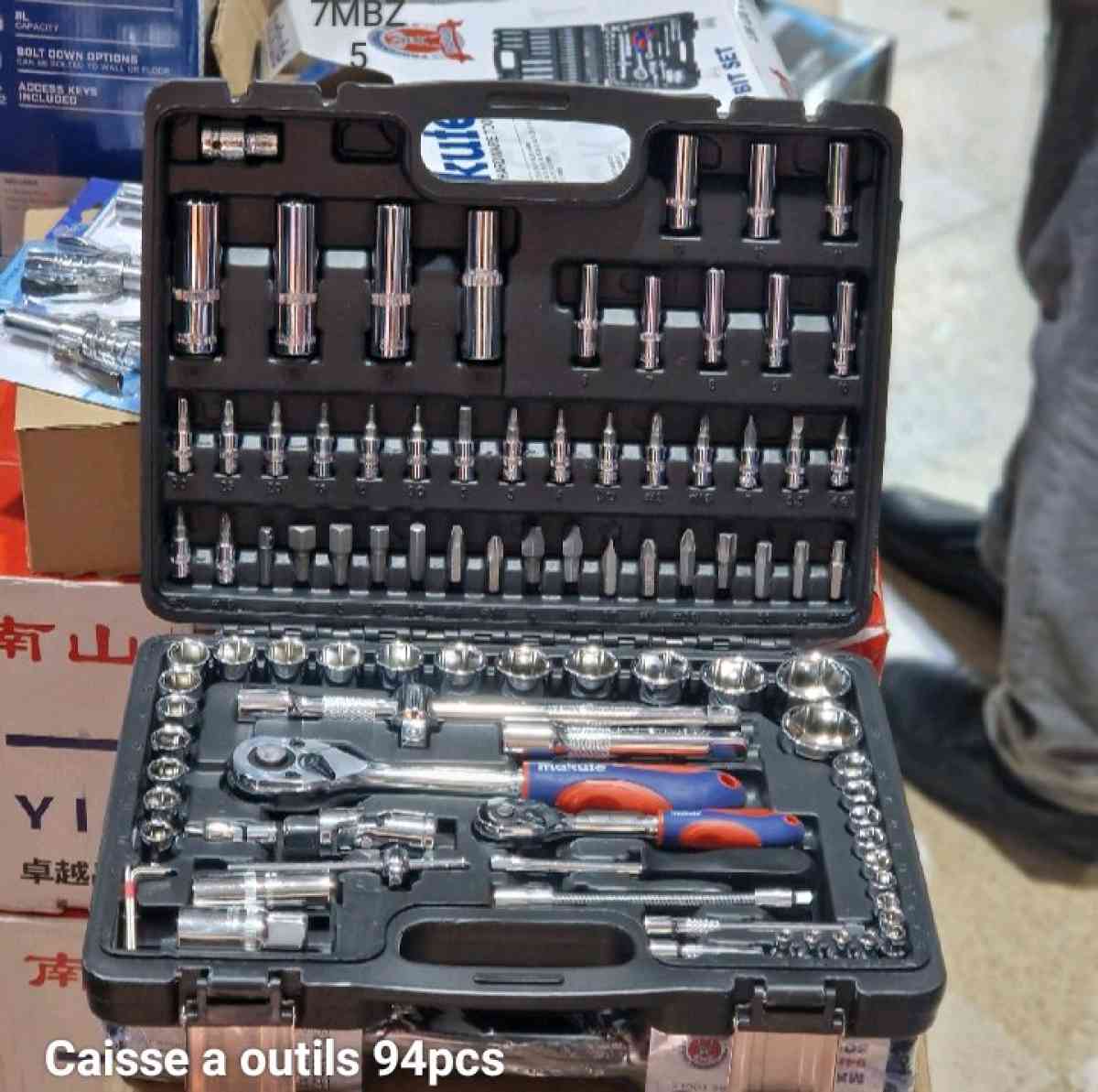 Caisse a outils 94 pices