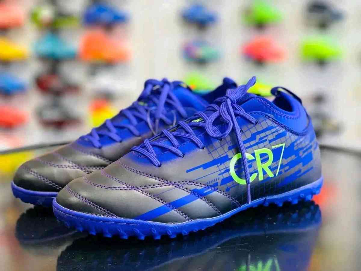 Soulier tout terrain CR7